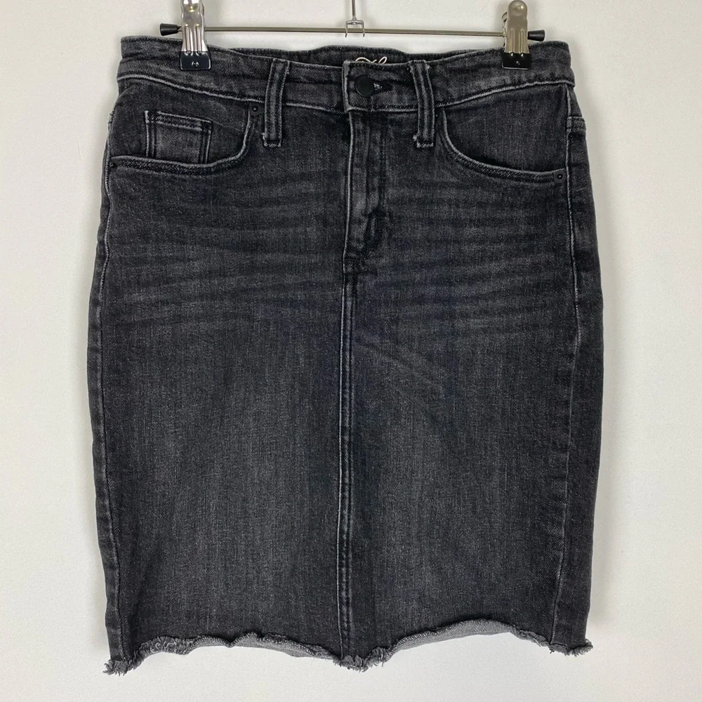 Universal Thread Women's Black Denim Raw Hem Straight Skirt Size 2/26R